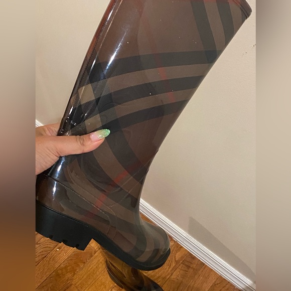 Burberry Women's Mid Calf Rain Boots Size: EU 39 - Picture 2 of 7